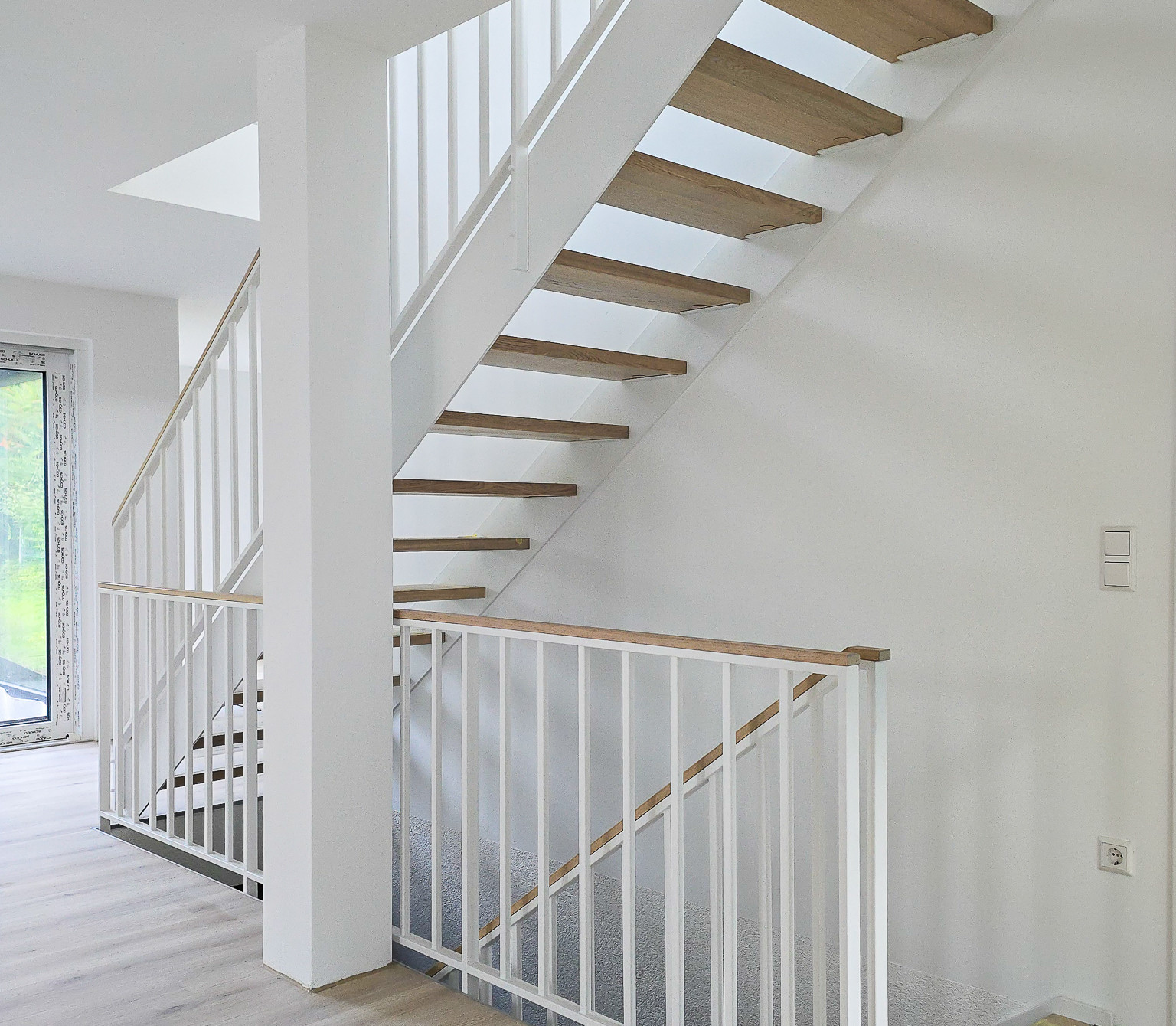 Stahl-Holz-Treppe mit Massivholzstufen und Stahlwange – moderne Treppe