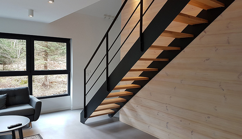 Holztreppe aus Polen aus massiver Eiche mit shwarz Wangen