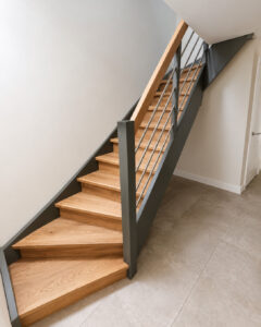 Gewendelte Treppe aus Eiche aus Massivholz