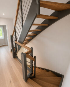 Gewendelte Treppe aus Eiche aus Massivholz