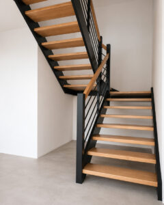Gewendelte Treppe aus Eiche aus Massivholz