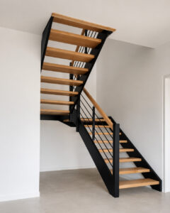 Gewendelte Treppe aus Eiche aus Massivholz