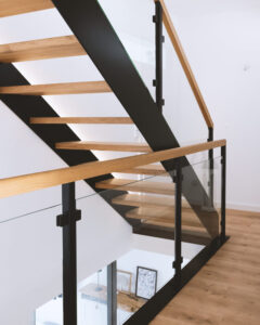 Stahl-Holz-Treppe mit Eichenstufen und Glasgeländer