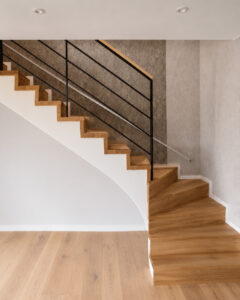 Betontreppe vor und nach der Verkleidung mit Massivholzstufen aus Eiche
