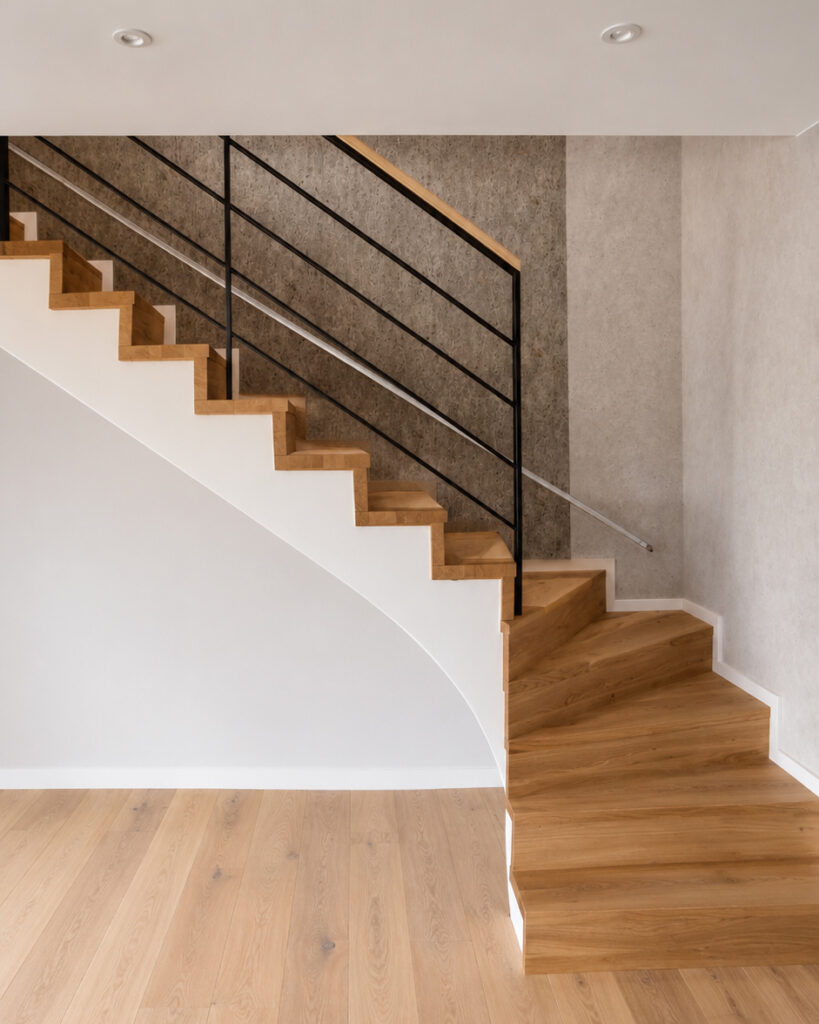 Betontreppe vor und nach der Verkleidung mit Massivholzstufen aus Eiche
