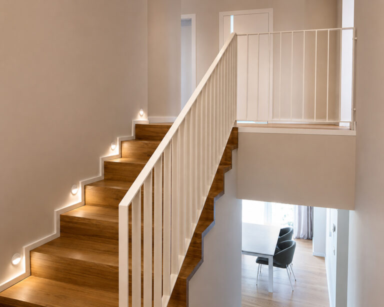 Betontreppe mit Holzstufen und Stahlgeländer