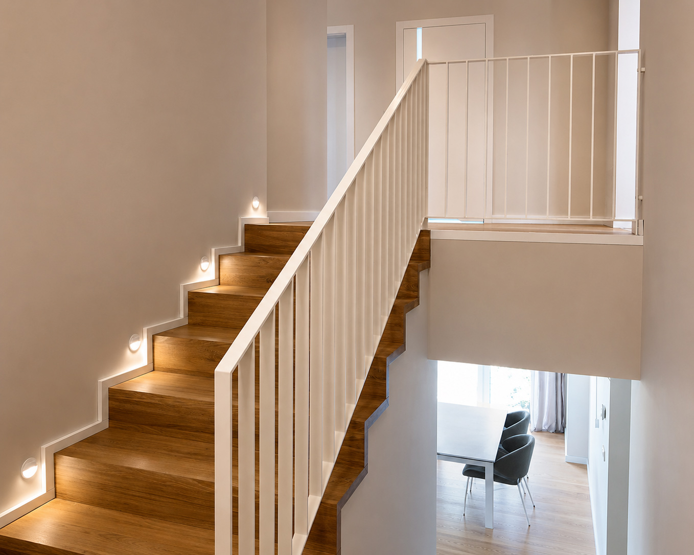 Betontreppe mit Holzstufen und Stahlgeländer