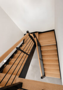 Holztreppe mit Eichenstufen und schwarzem Stahlgeländer, Ansicht von oben